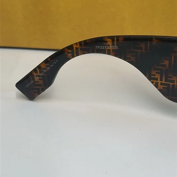 New 💯Authentic FENDI Baguette FE40109I 55E Sunglasses